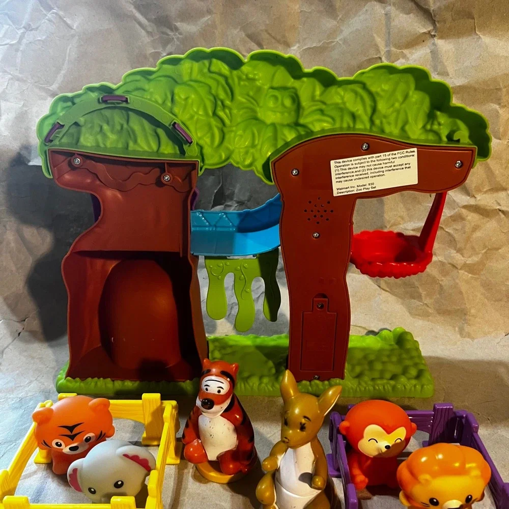Kid Connection Zoo Play Set Jungle Treehouse with 8 Animal Figures